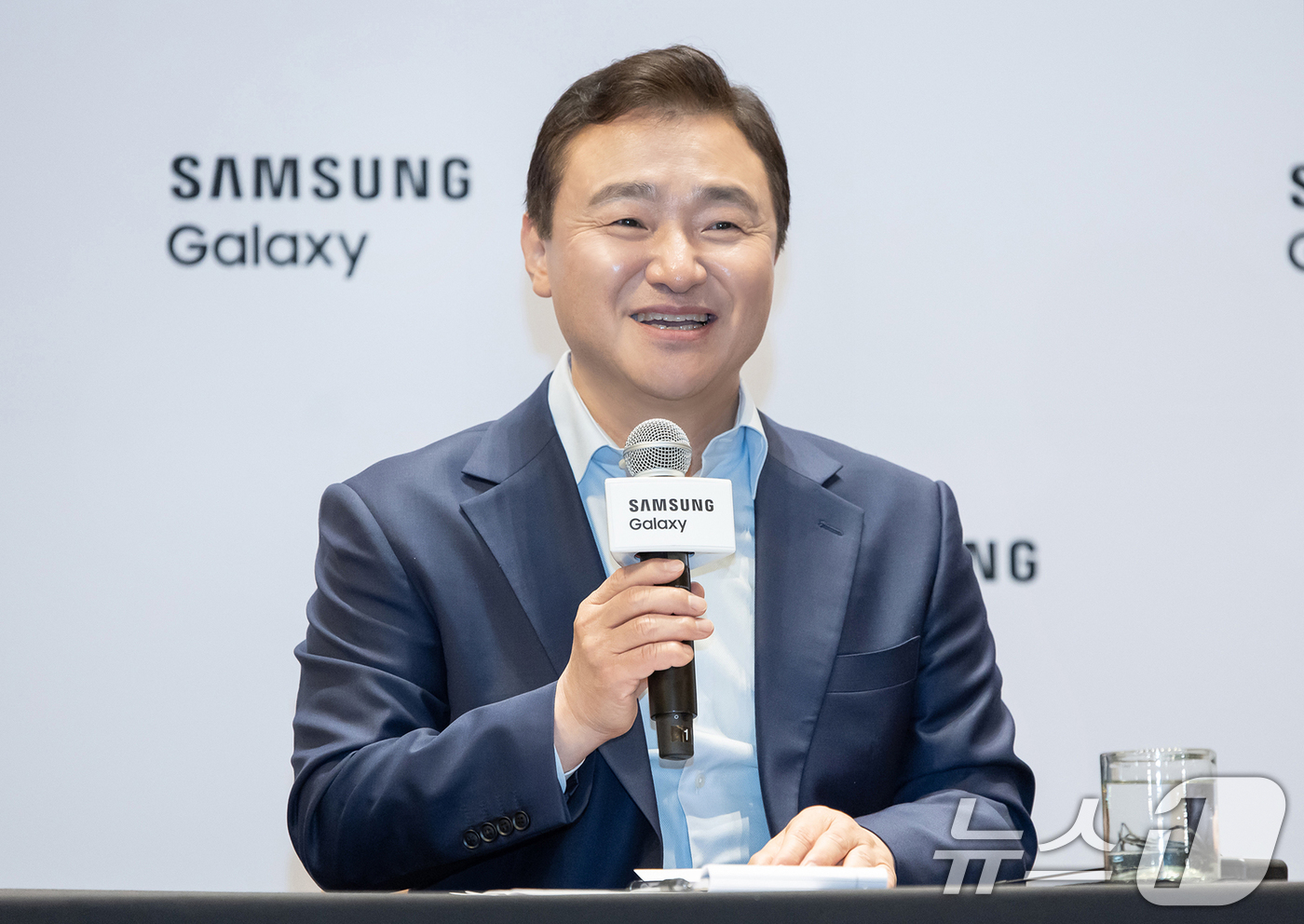 (서울=뉴스1) = 노태문 삼성전자 DX부문장 직무대행 사장이 지난 9일(현지시간) 미국 뉴욕에서 열린 '삼성 갤럭시 언팩 2025' 행사 직후 국내 기자간담회를 진행하고 있다. …