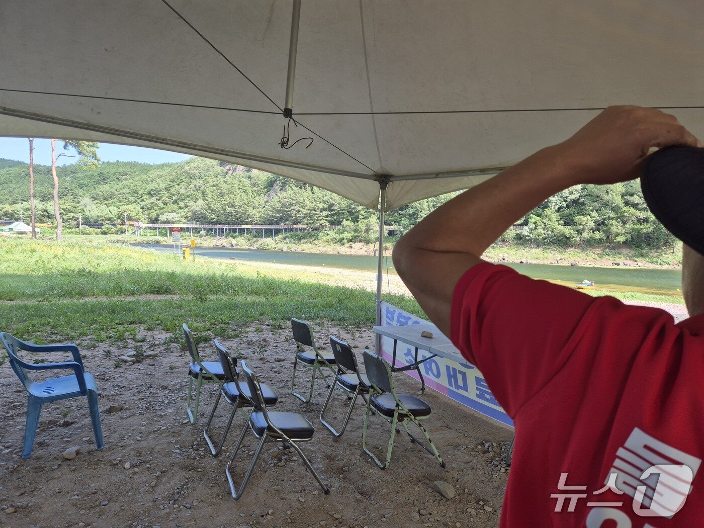 본문 이미지 -   금산군 제원면 기러기 공원 원골유원지 익사 사고 현장에서 안전 요원이 설명하고 있다. 2025.7.10 /뉴스1 ⓒ News1 최형욱 기자