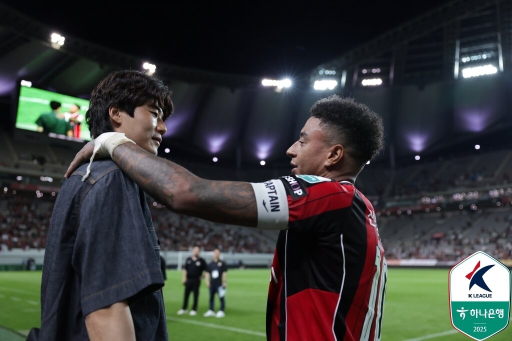 본문 이미지 - 팀의 상징적인 선수 기성용을 다른 팀으로 보내는 쉽지 않은 결정을 내린 김기동 감독. &#40;한국프로축구연맹 제공&#41;