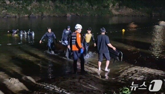 본문 이미지 -  9일 오후 6시19분께 충남 금산 제원면 천내리 금강 상류에서 물놀이를 하던 20대 4명이 실종된 뒤 모두 심정지 상태로 발견됐으나 모두 숨졌다.&#40;충남소방본부 제공&#41; /뉴스1