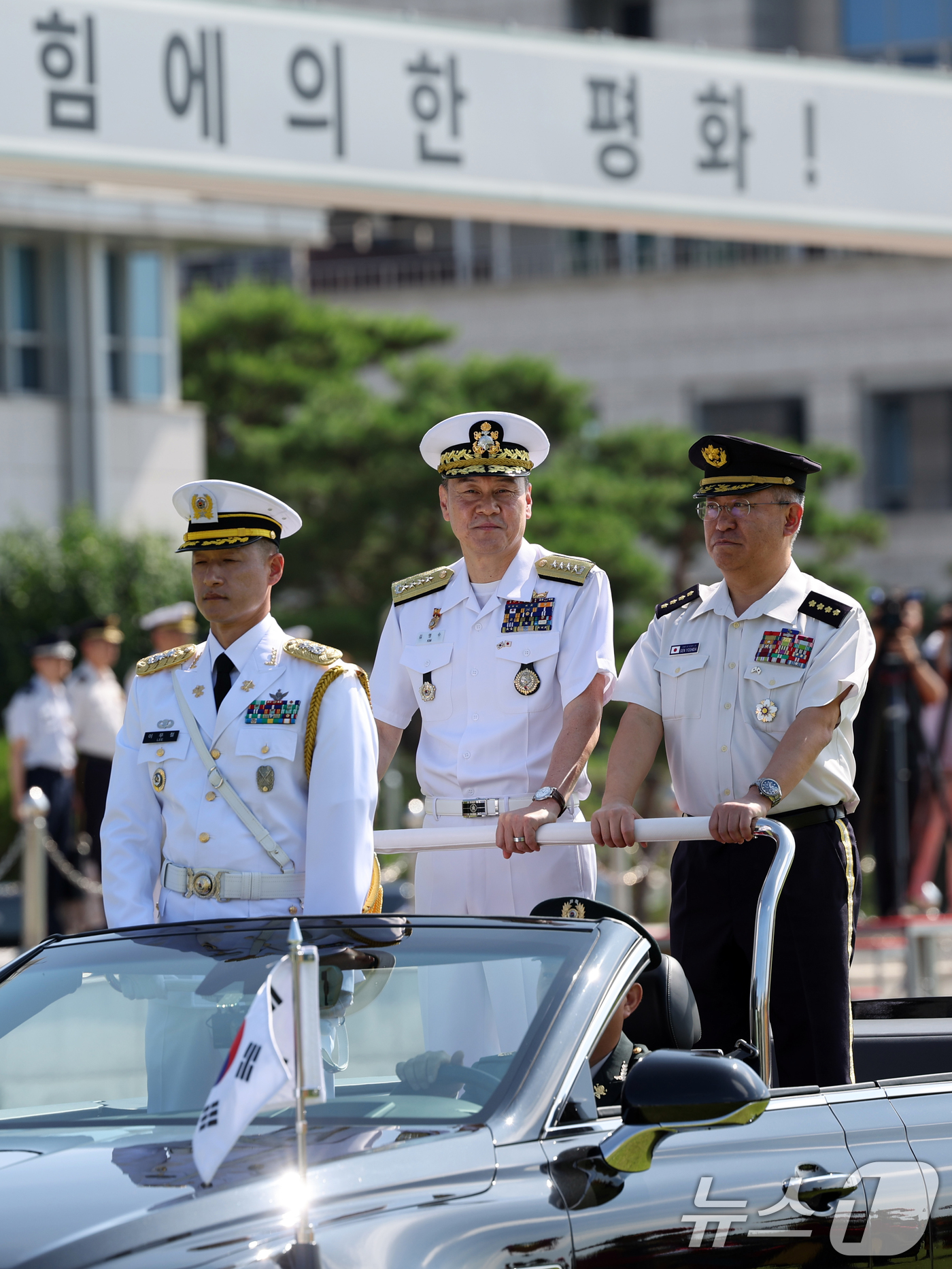 (서울=뉴스1) 황기선 기자 = 김명수 합동참모본부 의장과 요시다 요시히데 일본 통합막료장이 10일 오전 서울 용산구 국방부 연병장에서 열린 일본 통합막료장 의장행사에서 사열을 하 …