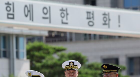 일본 통합막료장과 사열하는 김명수 합참의장