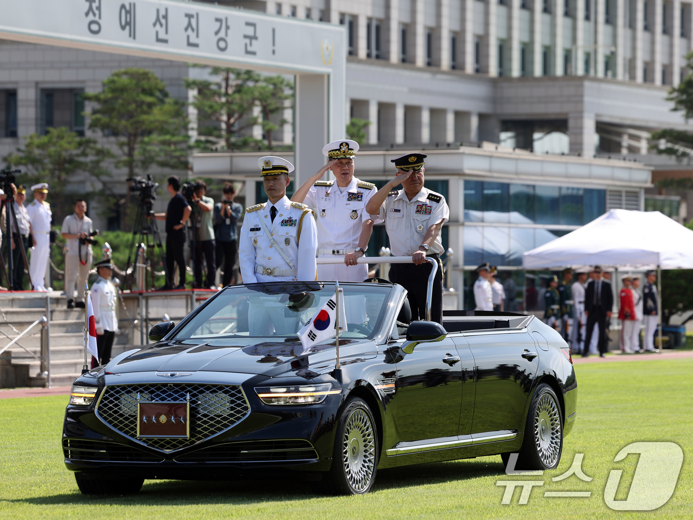 (서울=뉴스1) 황기선 기자 = 김명수 합동참모본부 의장과 요시다 요시히데 일본 통합막료장이 10일 오전 서울 용산구 국방부 연병장에서 열린 일본 통합막료장 의장행사에서 사열을 하 …