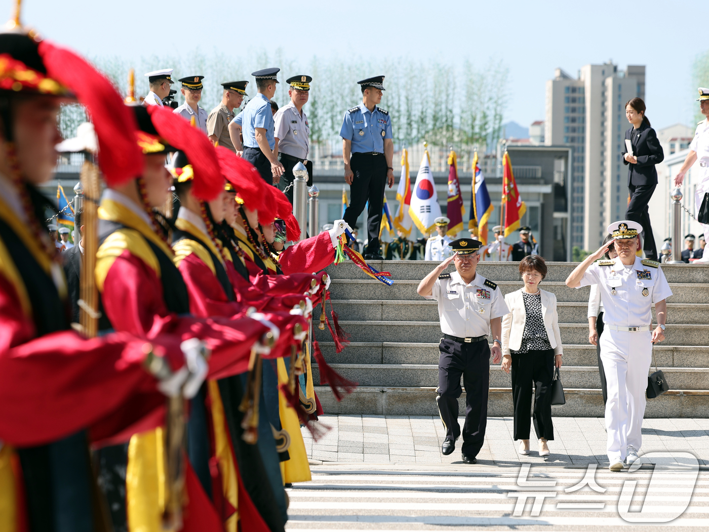 (서울=뉴스1) 황기선 기자 = 김명수 합동참모본부 의장과 요시다 요시히데 일본 통합막료장이 10일 오전 서울 용산구 국방부 연병장에서 열린 일본 통합막료장 의장행사에서 사열을 받 …