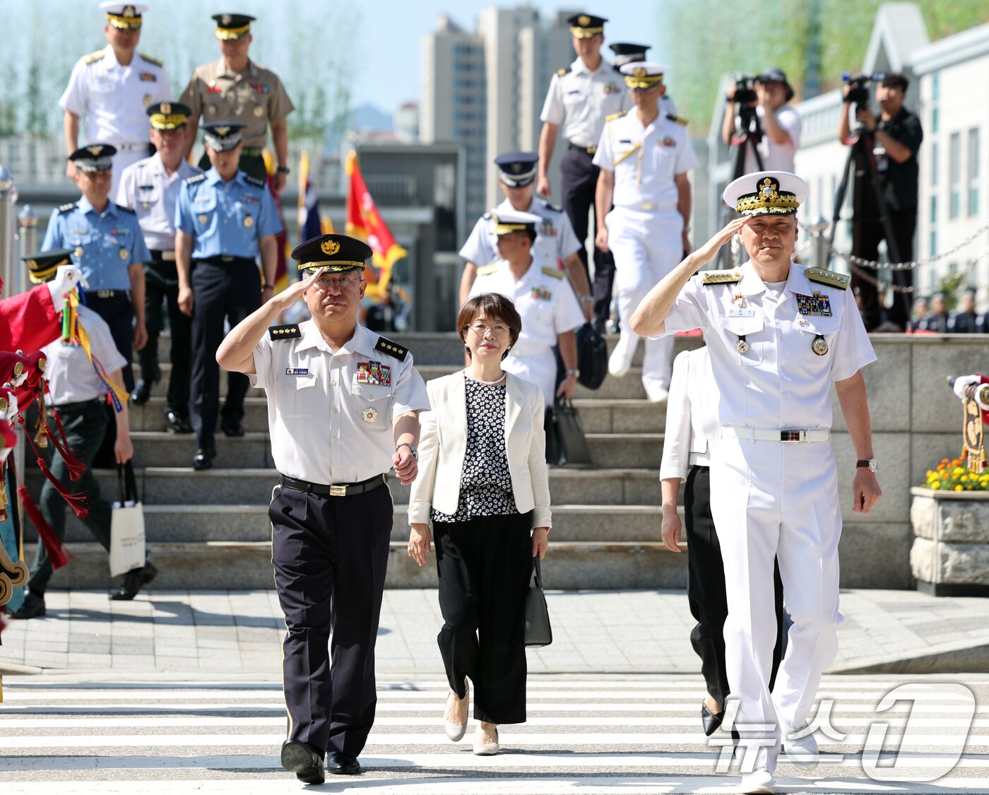 본문 이미지 - 김명수 합동참모본부 의장과 요시다 요시히데 일본 통합막료장이 10일 오전 서울 용산구 국방부 연병장에서 열린 일본 통합막료장 의장행사에서 사열을 받고 있다. 2025.7.10/뉴스1 ⓒ News1 황기선 기자