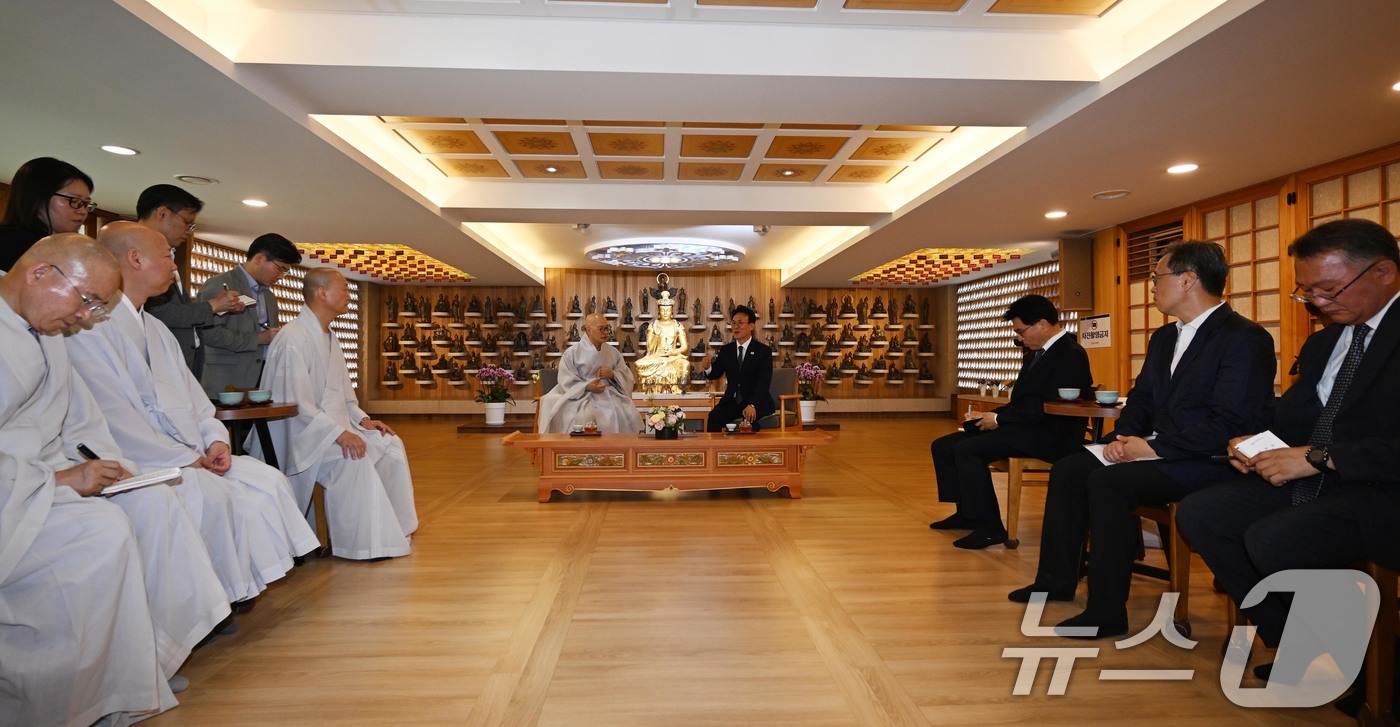 (서울=뉴스1) 정부청사사진기자단 = 김민석 국무총리가 10일 오전 서울 종로구 조계사 관음전에서 조계종 총무원장 진우 스님을 예방하고 있다.  2025.7.10/뉴스1