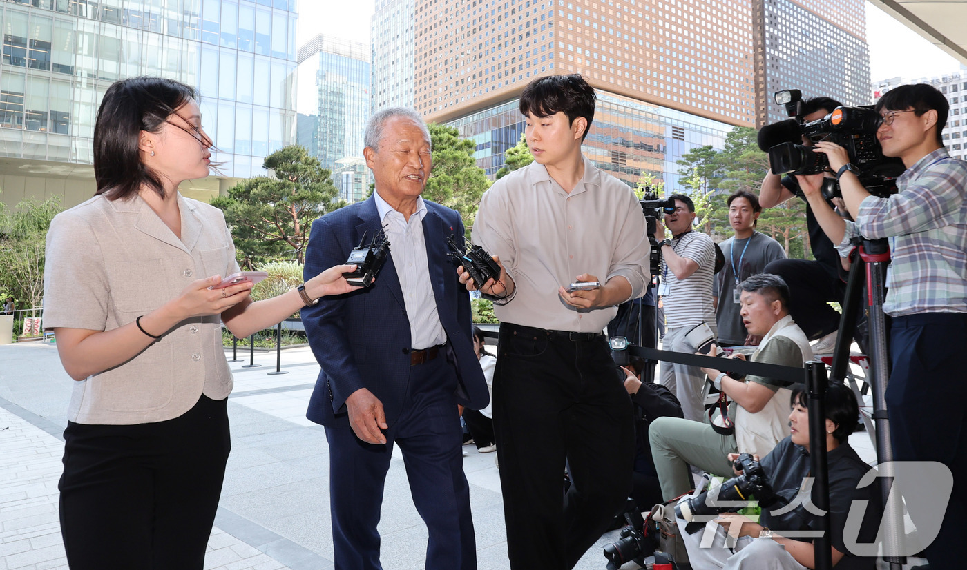 (서울=뉴스1) 박지혜 기자 = 조성옥 전 삼부토건 회장이 10일 오전 서울 종로구 윤석열 전 대통령의 부인 김건희 여사 관련 의혹을 수사하는 민중기 특별검사팀 사무실에 조사를 받 …