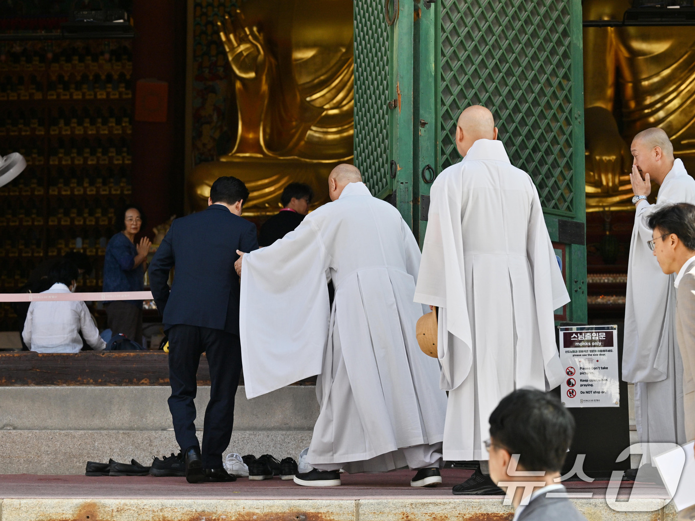 (서울=뉴스1) 정부청사사진기자단 = 김민석 국무총리가 10일 오전 서울 종로구 조계사를 방문해 대웅전 예불 드리러 스님출입문이 아닌 옆문으로 들어가고 있다.  2025.7.10/ …