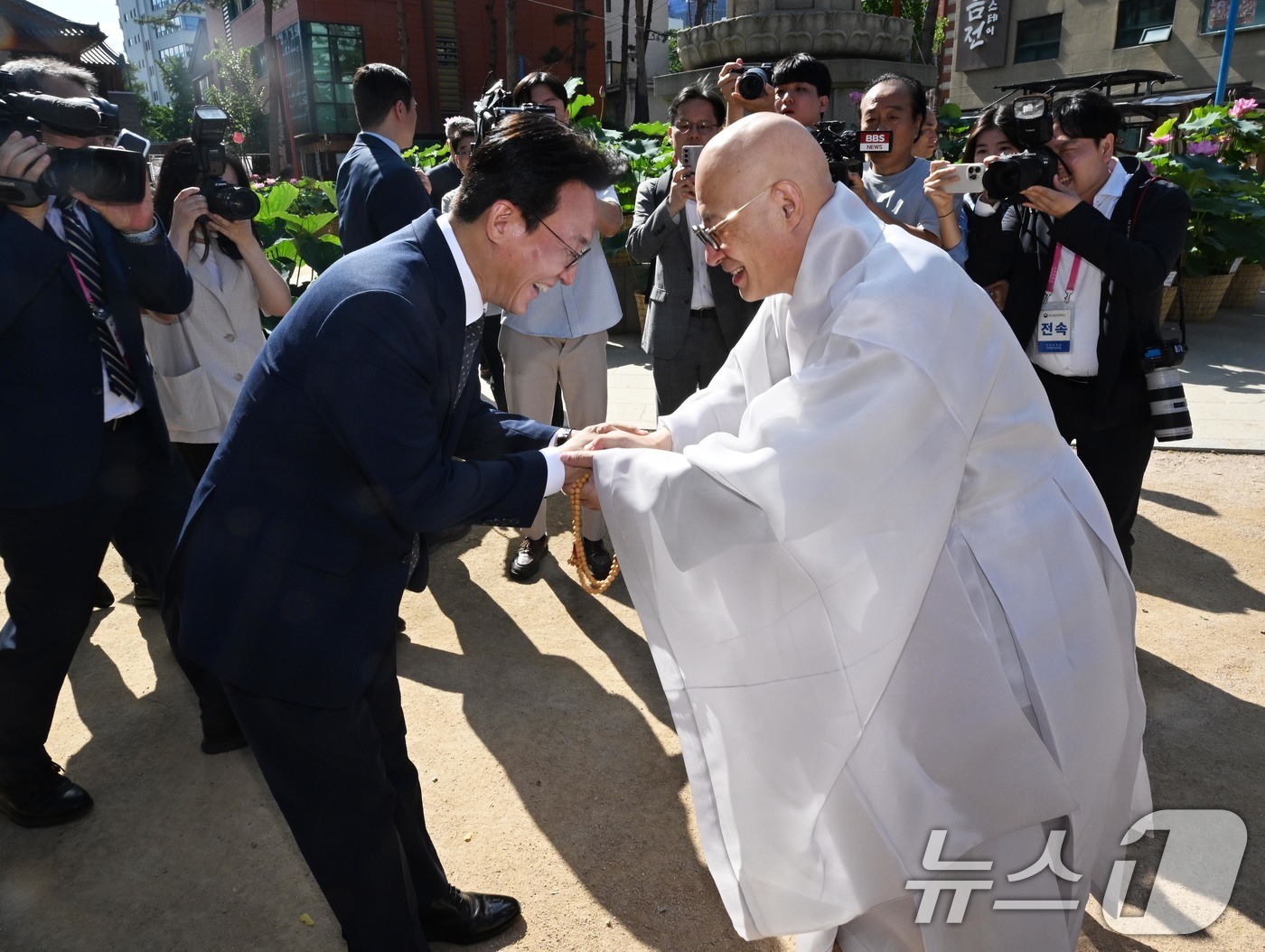 (서울=뉴스1) 정부청사사진기자단 = 김민석 국무총리가 10일 오전 서울 종로구 조계사 대웅전 앞에서 조계종 총무원장 진우 스님을 예방하고 있다.  2025.7.10/뉴스1