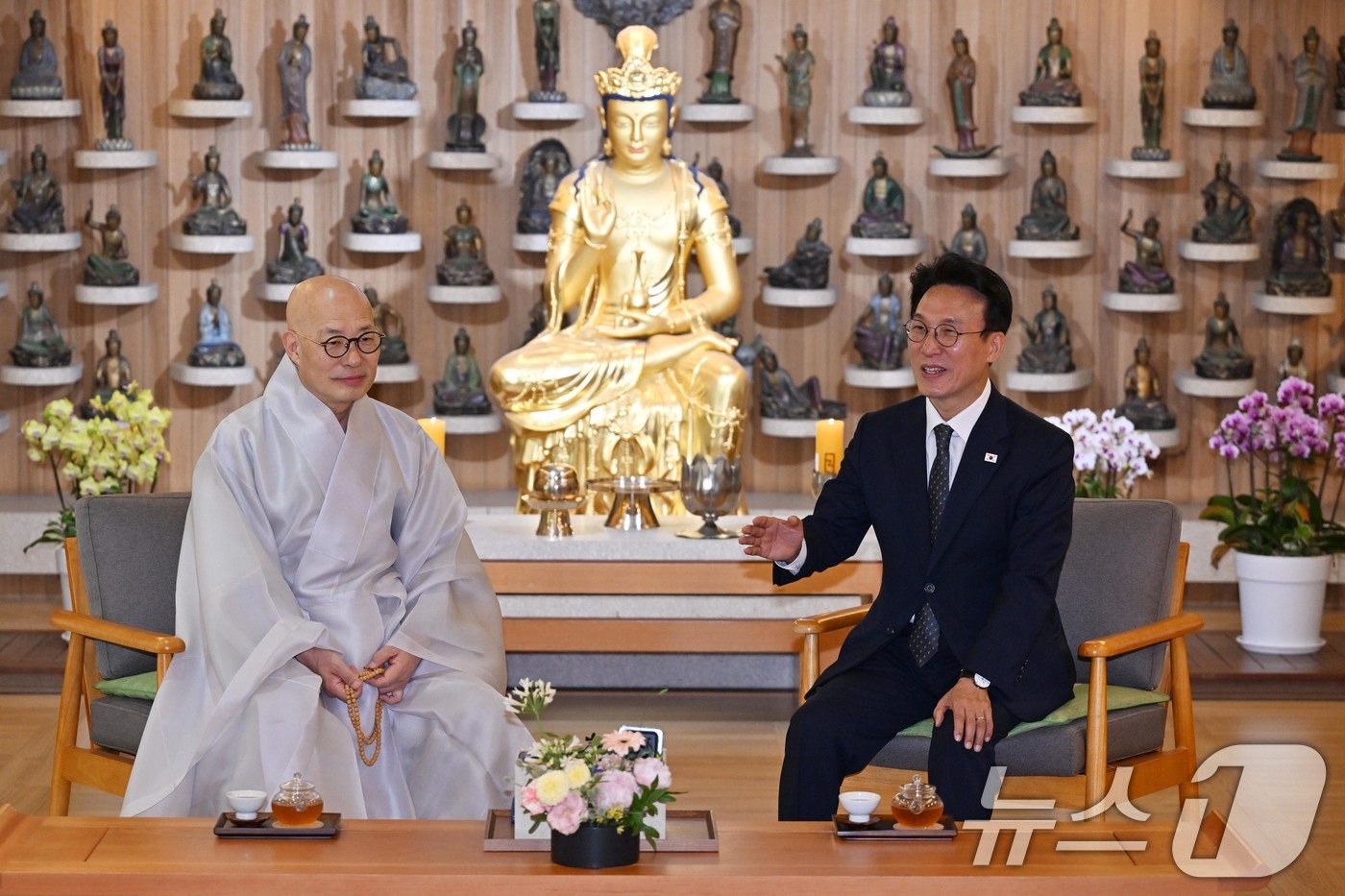 (서울=뉴스1) 정부청사사진기자단 = 김민석 국무총리가 10일 오전 서울 종로구 조계사 관음전에서 조계종 총무원장 진우 스님을 예방하고 있다.  2025.7.10/뉴스1