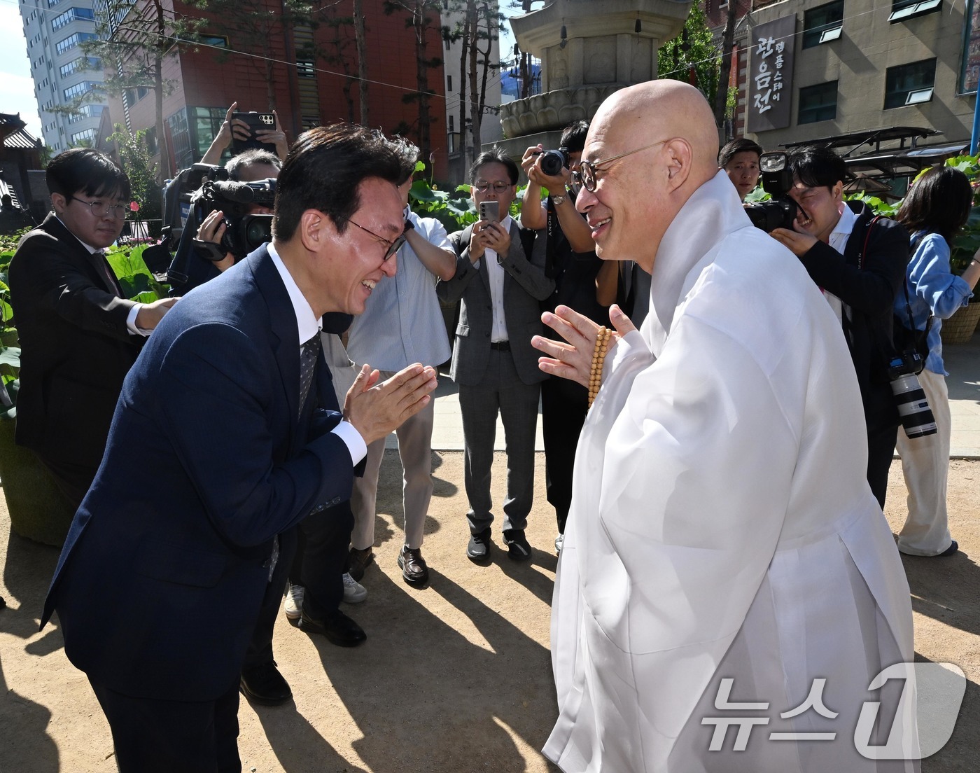 (서울=뉴스1) 정부청사사진기자단 = 김민석 국무총리가 10일 오전 서울 종로구 조계사 대웅전 앞에서 조계종 총무원장 진우 스님을 예방하고 있다.  2025.7.10/뉴스1