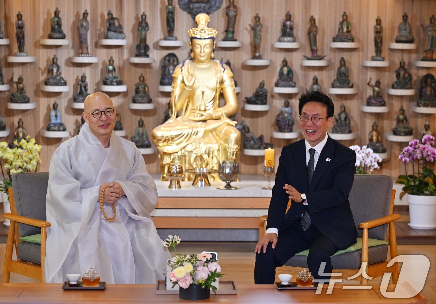 (서울=뉴스1) 정부청사사진기자단 = 김민석 국무총리가 10일 오전 서울 종로구 조계사 관음전에서 조계종 총무원장 진우 스님을 예방하고 있다.  2025.7.10/뉴스1