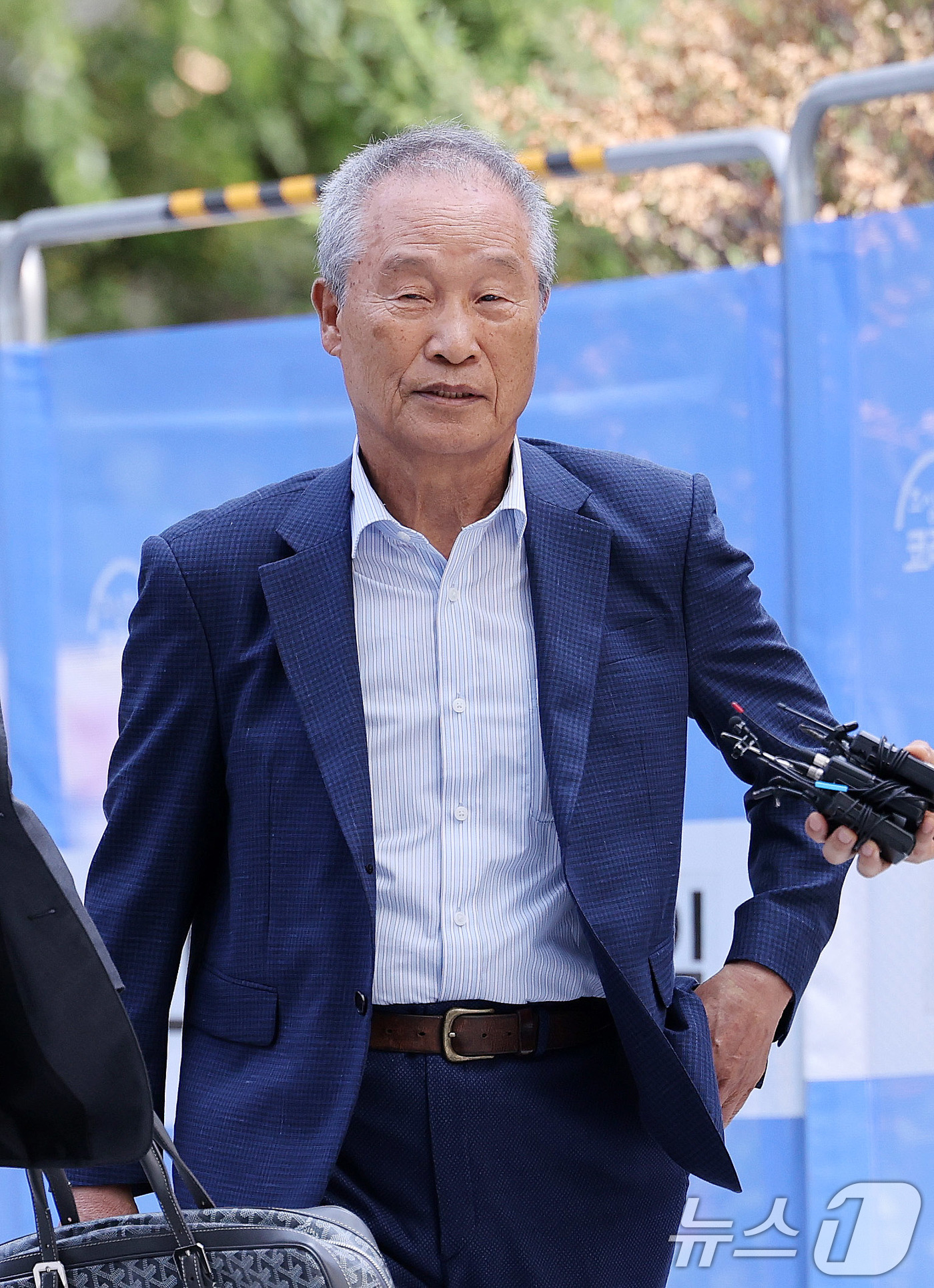 (서울=뉴스1) 박지혜 기자 = 조성옥 전 삼부토건 회장이 10일 오전 서울 종로구 윤석열 전 대통령의 부인 김건희 여사 관련 의혹을 수사하는 민중기 특별검사팀 사무실에 조사를 받 …