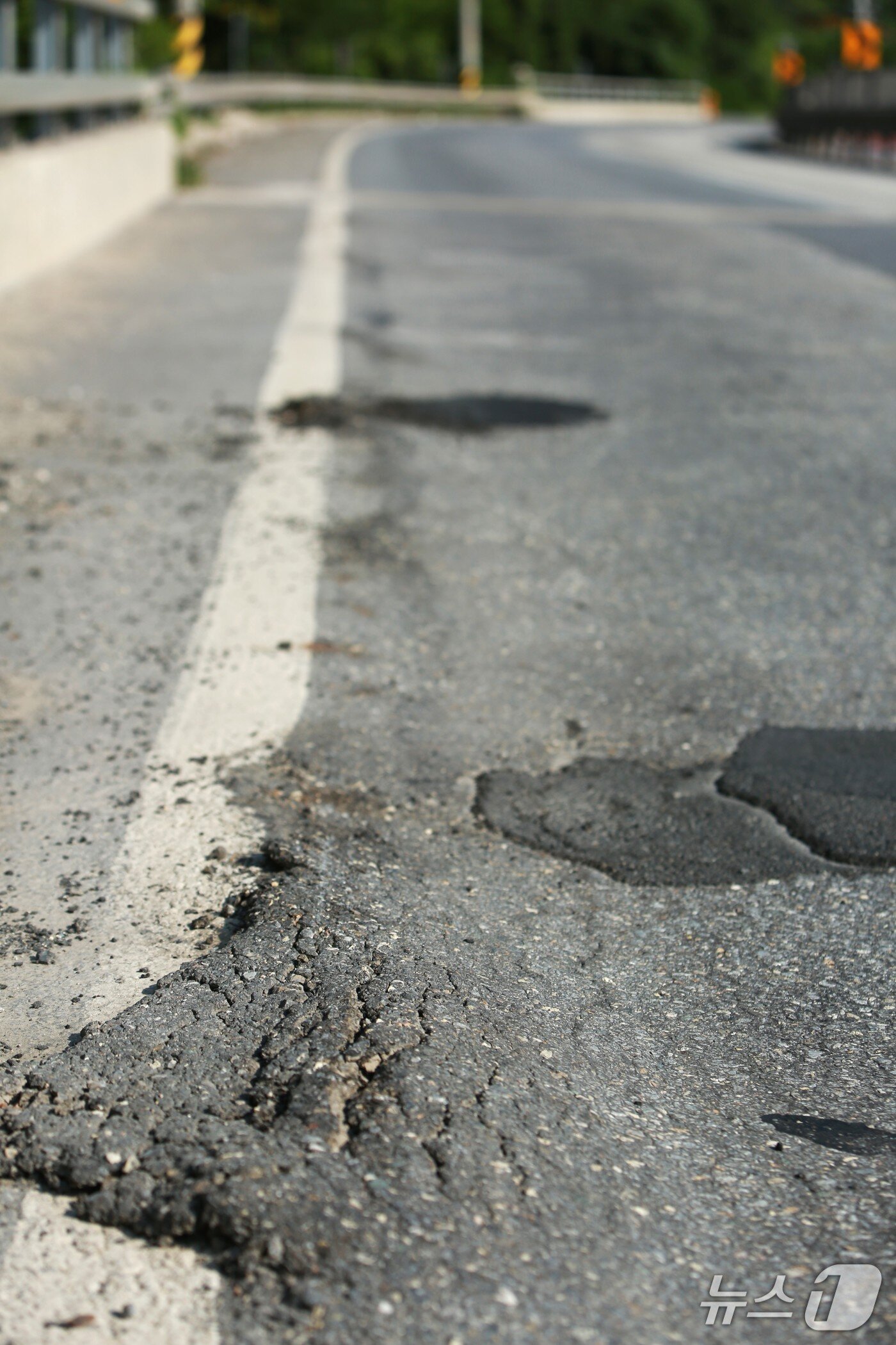 본문 이미지 - 제천~단양 구간 도로에서 아스팔트가 아이스크림이 녹은 것처럼 밀려있다. 2025.7.10/뉴스ⓒ N1 ews1 손도언 기자  