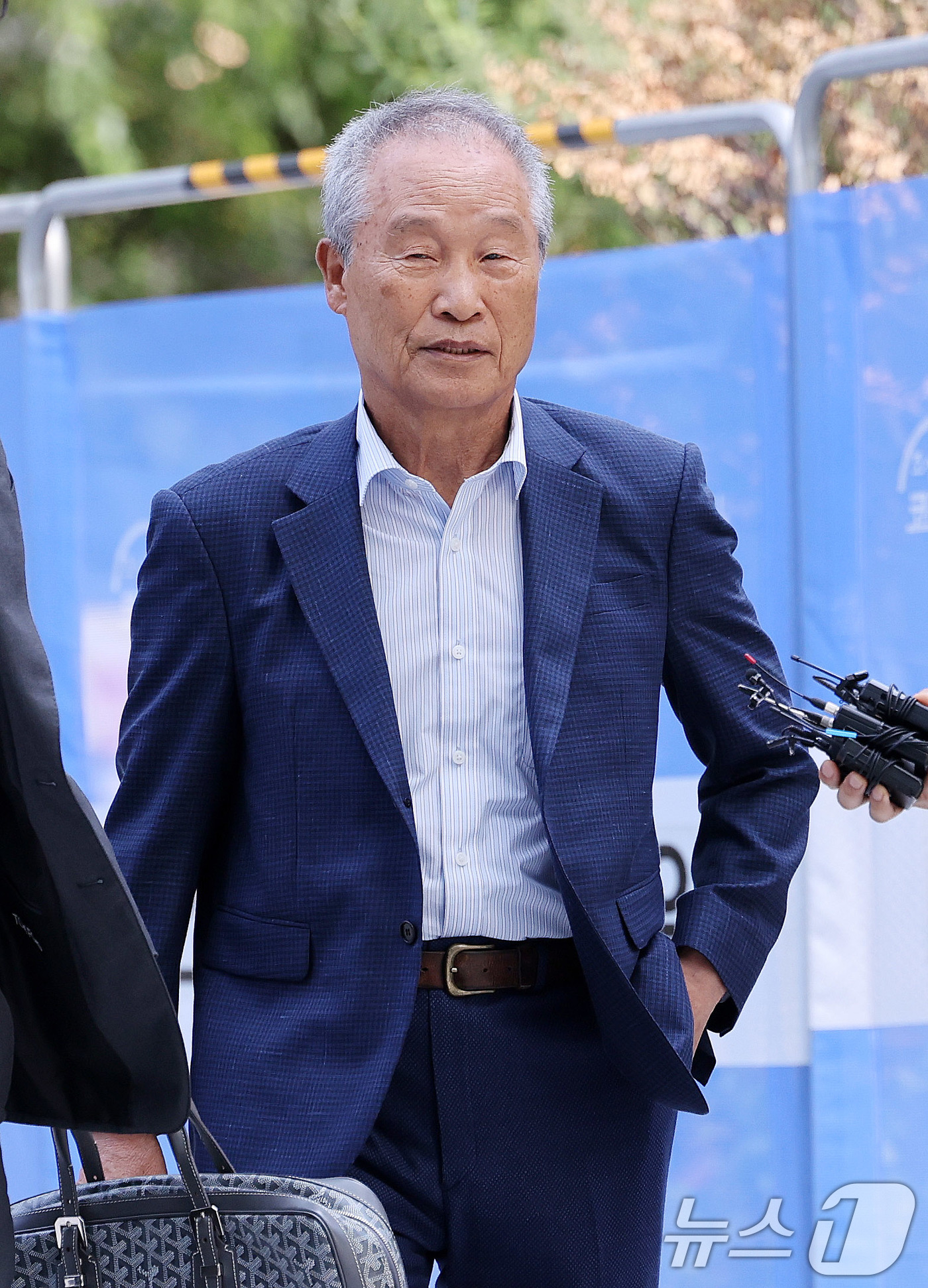 (서울=뉴스1) 박지혜 기자 = 조성옥 전 삼부토건 회장이 10일 오전 서울 종로구 윤석열 전 대통령의 부인 김건희 여사 관련 의혹을 수사하는 민중기 특별검사팀 사무실에 조사를 받 …