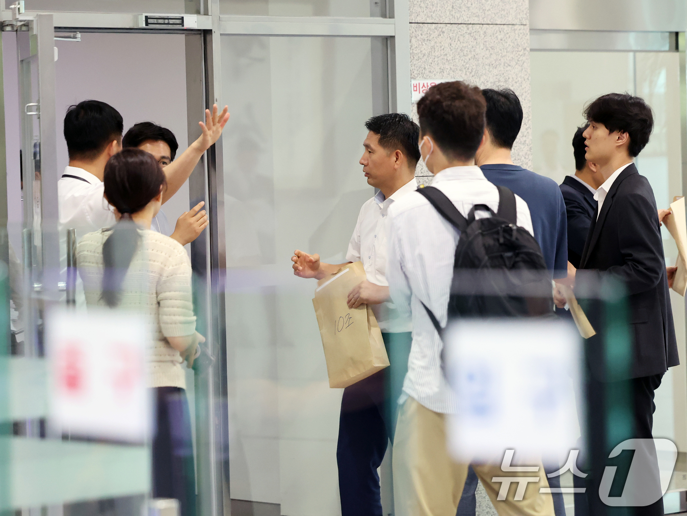 (서울=뉴스1) 황기선 기자 = 해병대원 순직사건 관련 의혹을 수사하는 이명현 특별검사팀이 10일 오전 서울 용산구 국방부에서 압수수색을 위해 들어서고 있다.  2025.7.10/ …