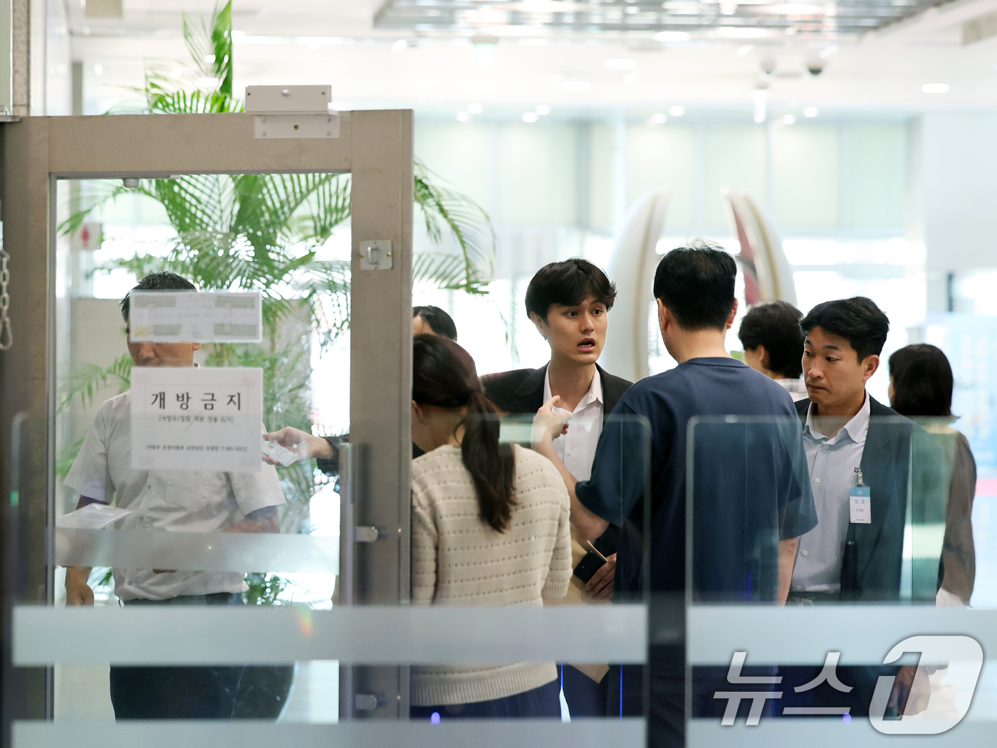 (서울=뉴스1) 황기선 기자 = 해병대원 순직사건 관련 의혹을 수사하는 이명현 특별검사팀이 10일 오전 서울 용산구 국방부에서 압수수색을 위해 들어서고 있다.  2025.7.10/ …