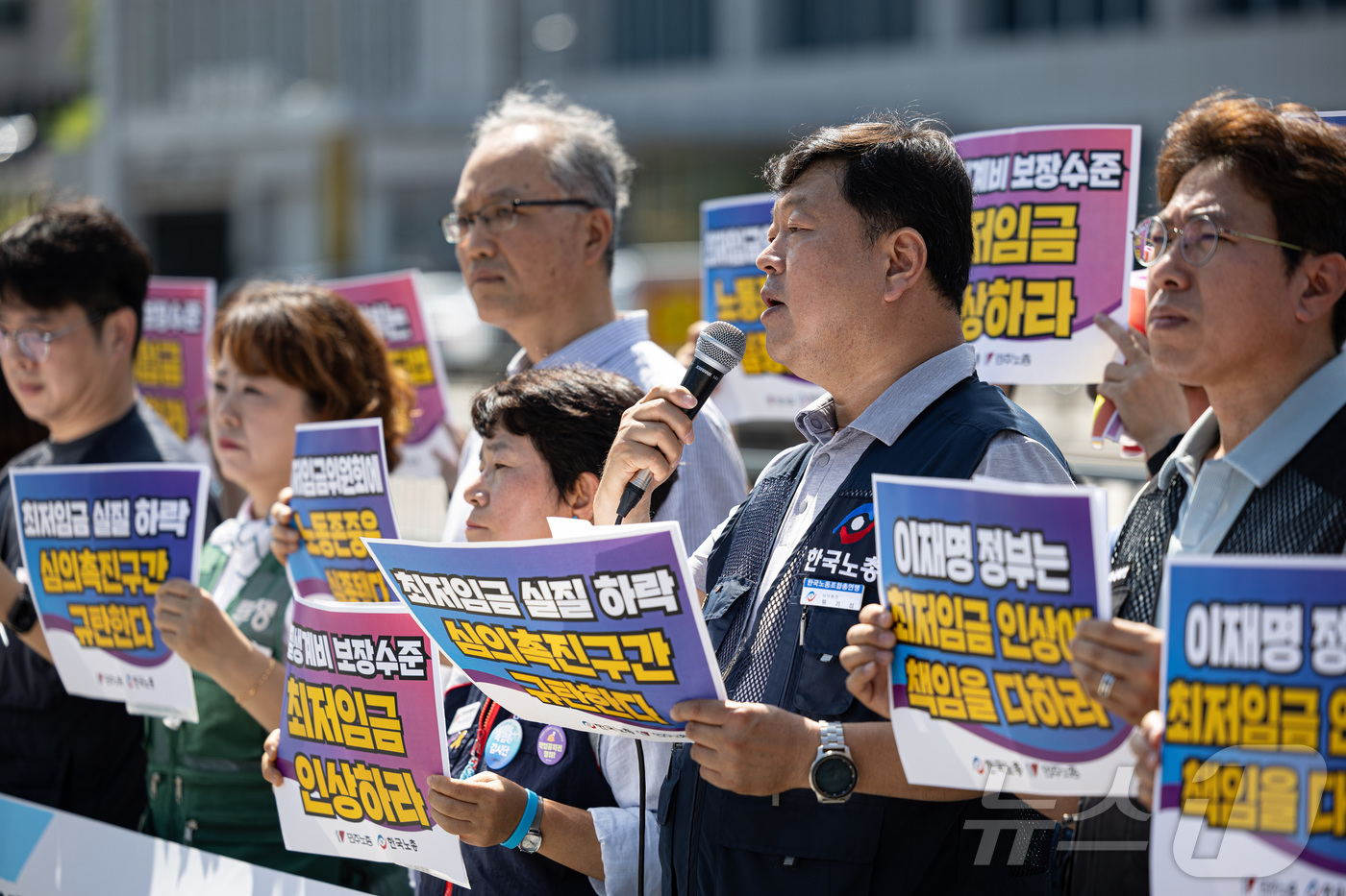 (서울=뉴스1) 이재명 기자 = 한국노총과 민주노총 조합원들이 10일 오전 서울 용산구 대통령실 앞에서 열린 최저임금 심의촉진구간 규탄 양대노총 기자회견에서 발언을 하고 있다. 2 …