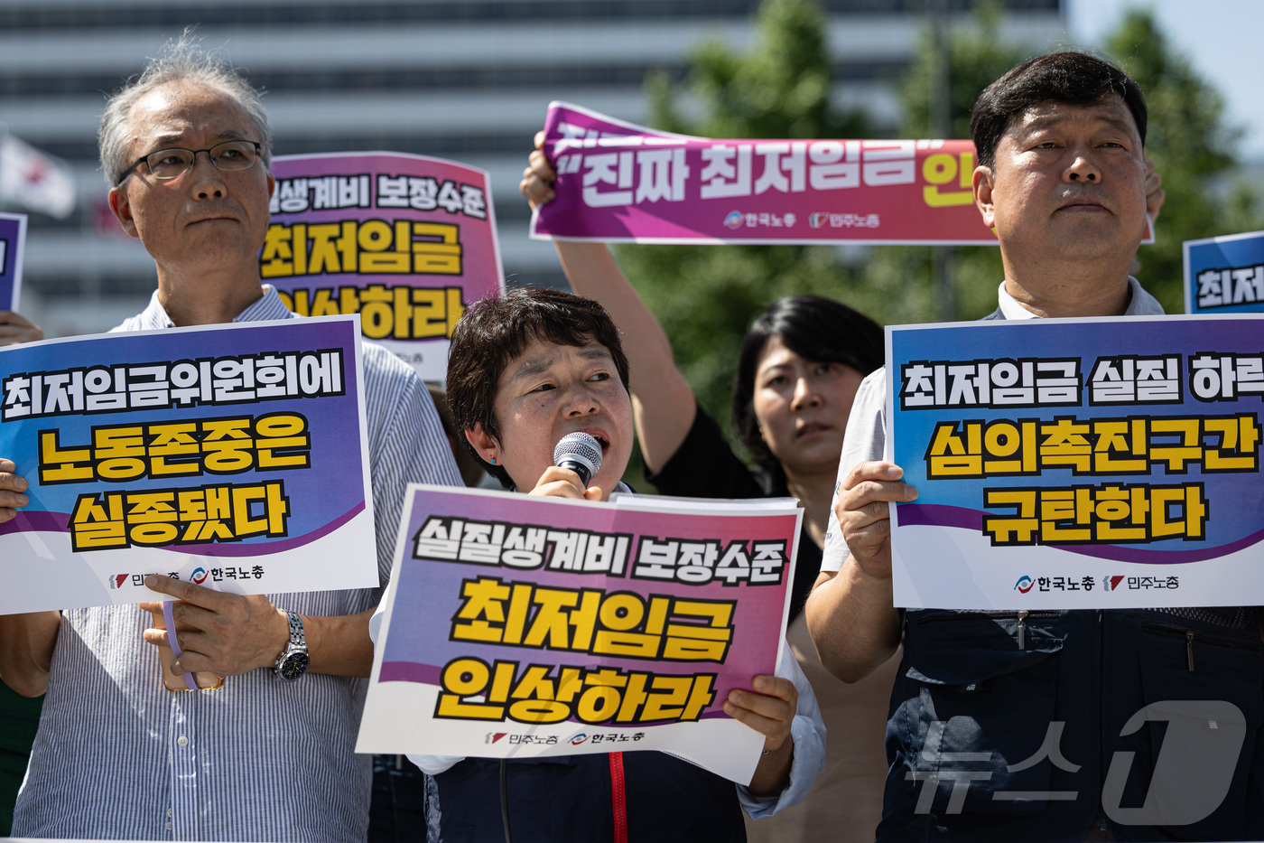 (서울=뉴스1) 이재명 기자 = 한국노총과 민주노총 조합원들이 10일 오전 서울 용산구 대통령실 앞에서 열린 최저임금 심의촉진구간 규탄 양대노총 기자회견에서 발언을 하고 있다. 2 …