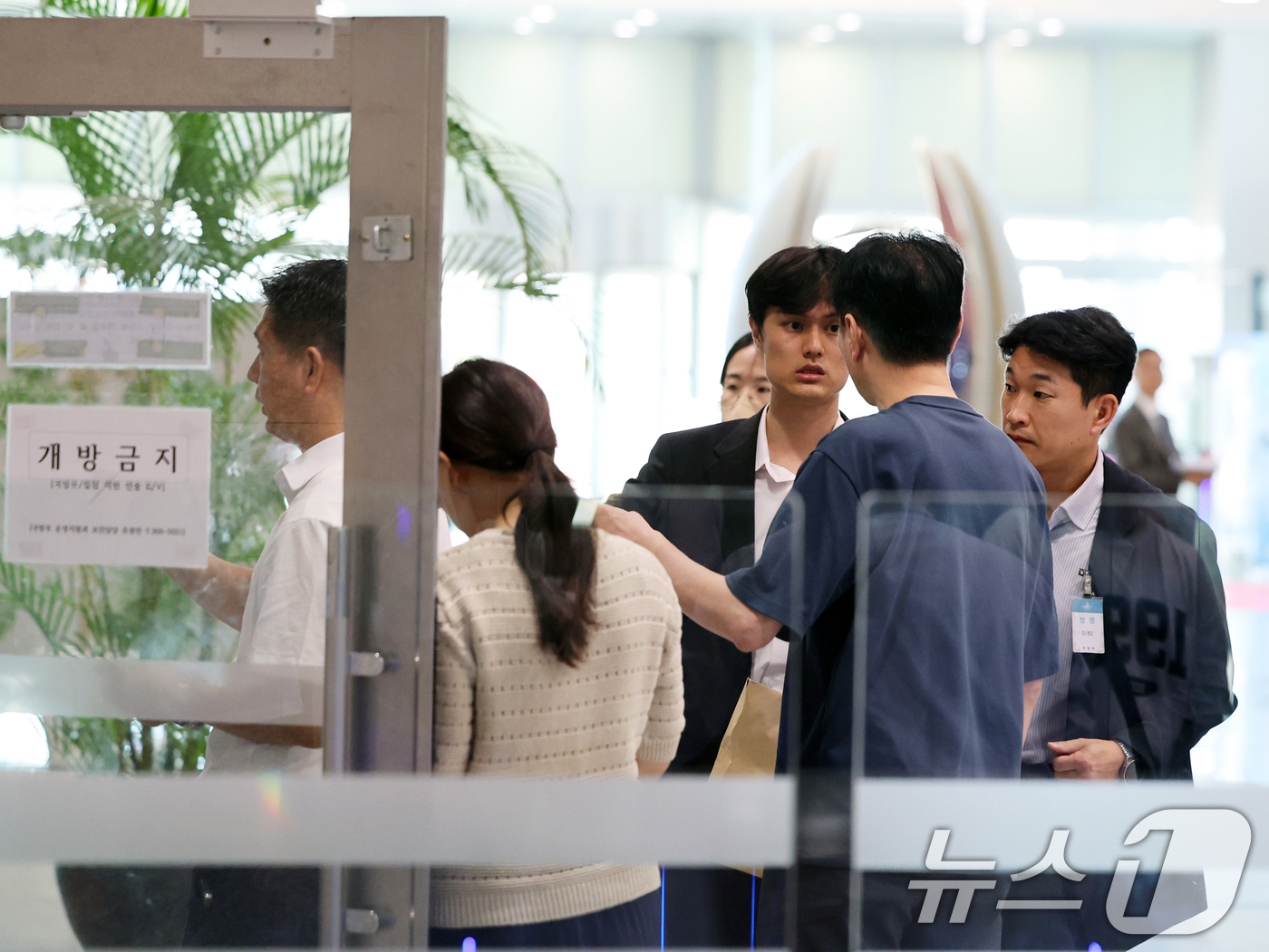 (서울=뉴스1) 황기선 기자 = 해병대원 순직사건 관련 의혹을 수사하는 이명현 특별검사팀이 10일 오전 서울 용산구 국방부에서 압수수색을 위해 들어서고 있다.  2025.7.10/ …