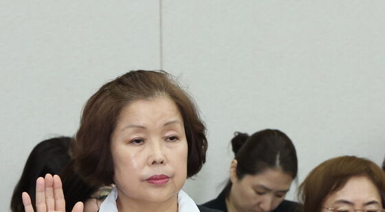 청문회서 선서하는 손효숙 리박스쿨 대표