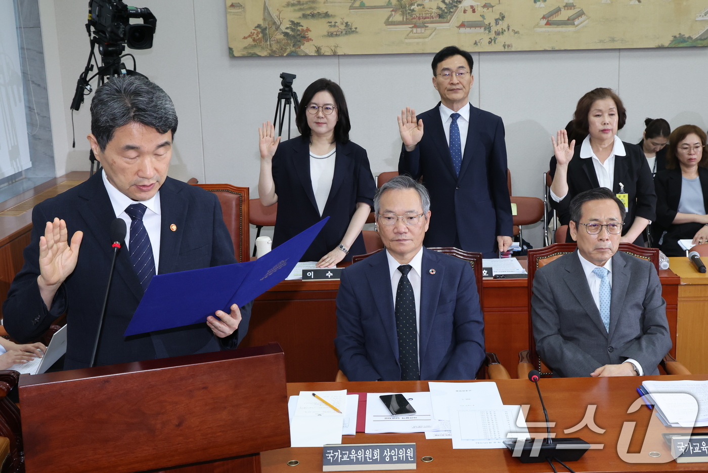 (서울=뉴스1) 안은나 기자 = 이주호 사회부총리 겸 교육부 장관이 10일 서울 여의도 국회에서 열린 교육위원회 리박스쿨 청문회에 출석해 선서를 하고 있다. 2025.7.10/뉴스 …