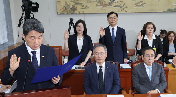 리박스쿨 청문회, 선서하는 이주호 장관
