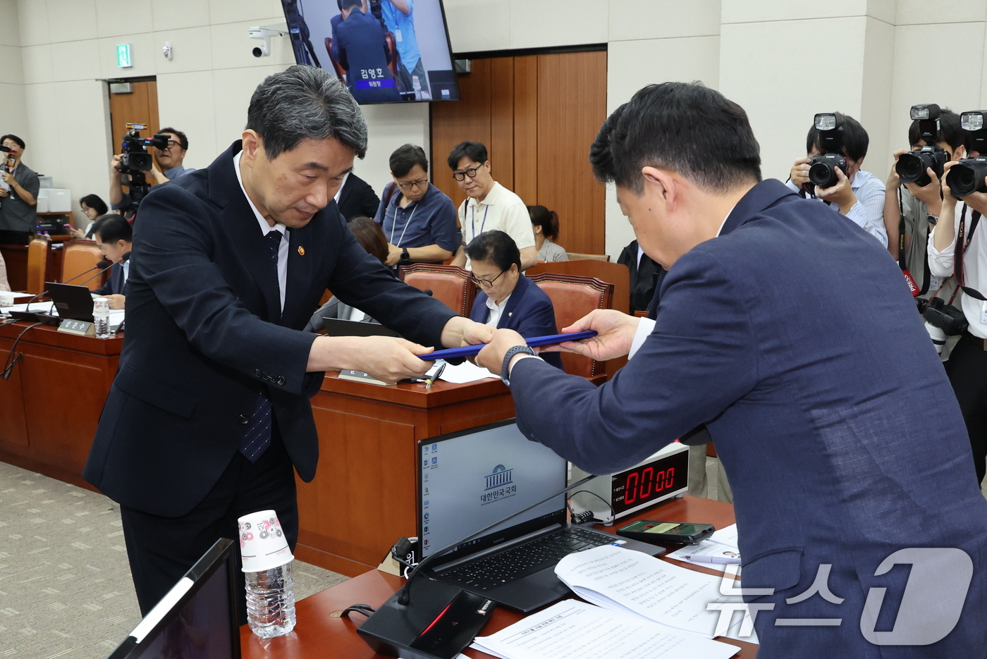 (서울=뉴스1) 안은나 기자 = 이주호 사회부총리 겸 교육부 장관이  10일 서울 여의도 국회에서 열린 교육위원회 리박스쿨 청문회에서 김영호 위원장에게 선서문을 전달하고 있다. 2 …