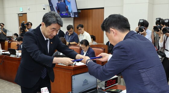 선서문 전달하는 이주호 장관