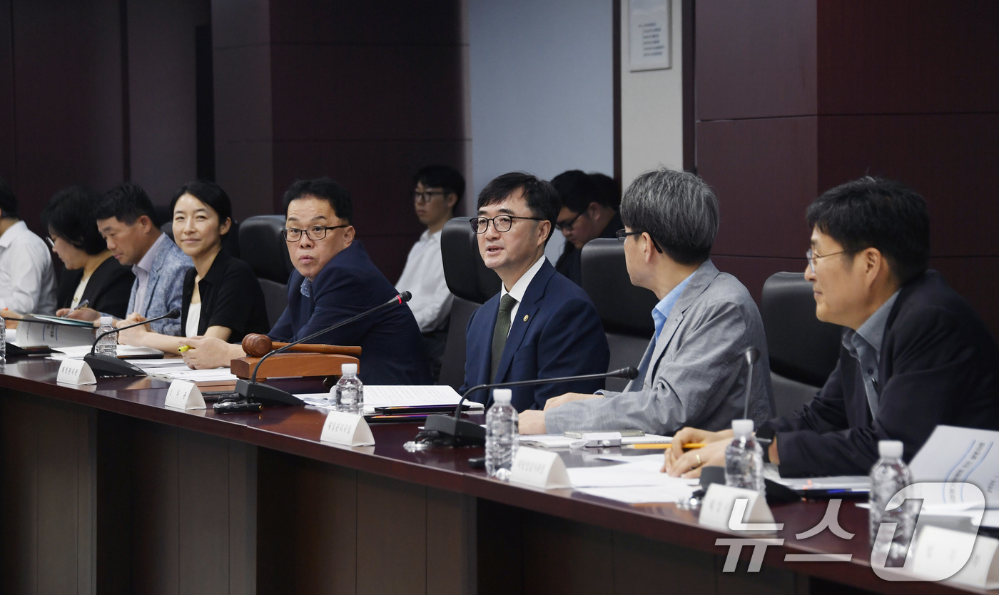 (서울=뉴스1) = 임기근 기획재정부 차관이 10일 서울 종로구 한국무역보험공사에서 열린 '2025년 제7차 재정사업평가위원회'를 주재하고 있다. (기획재정부 제공. 재판매 및 D …