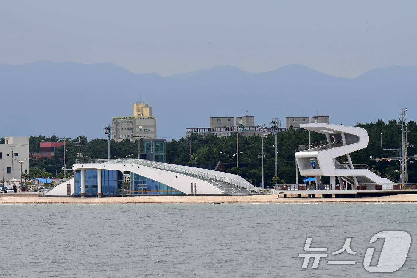 (포항=뉴스1) 최창호 기자 = 10일 경북 포항송도해수욕장이 폐장 18년만에 오는 12일 재개장을 앞둔 가운데 바디시청이 운영 준비를 하고 있다.2008년 태풍 등으로 백사장이 …
