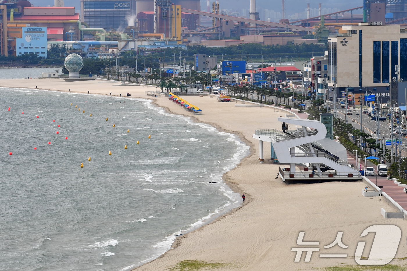 (포항=뉴스1) 최창호 기자 = 10일 경북 포항송도해수욕장이 폐장 18년만에 오는 12일 재개장을 앞두고 있다.2008년 태풍 등으로 백사장이 유실되면서 해수욕장 기능을 상실했지 …