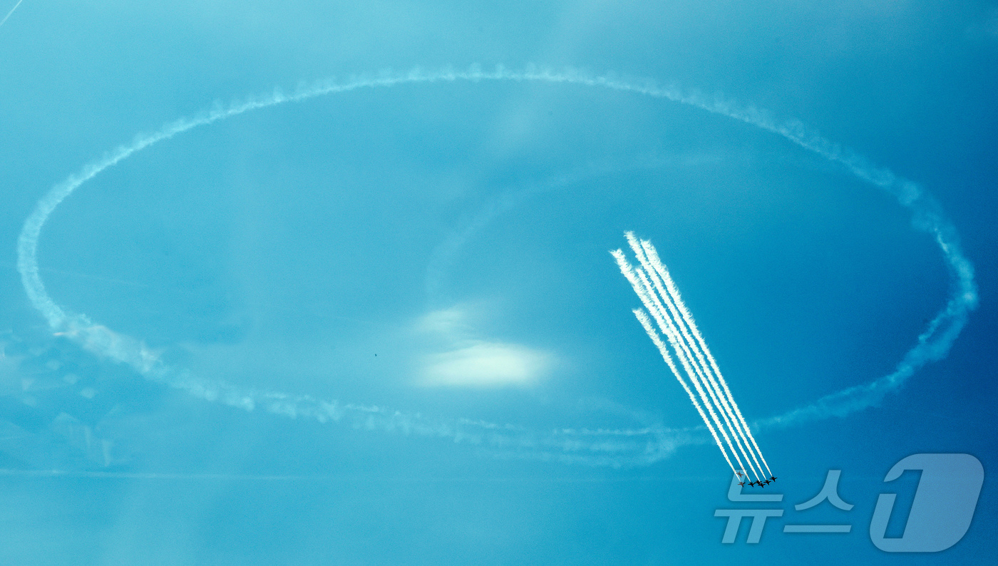 (서울=뉴스1) 박세연 기자 = 10일 오전 서울시내 상공에서 블랙이글스가 ‘방위산업의날 계기 시민참여행사 에어쇼’ 비행연습을 하고 있다.방위산업의 날 계기 시민 참여 행사는 12 …