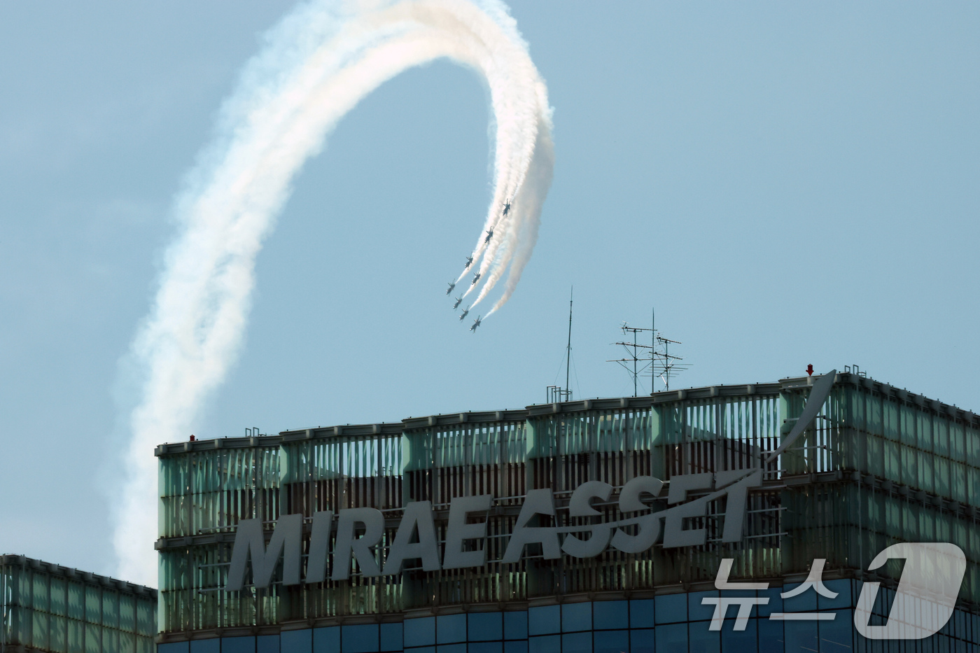 (서울=뉴스1) 박세연 기자 = 10일 오전 서울시내 상공에서 블랙이글스가 ‘방위산업의날 계기 시민참여행사 에어쇼’ 비행연습을 하고 있다.방위산업의 날 계기 시민 참여 행사는 12 …