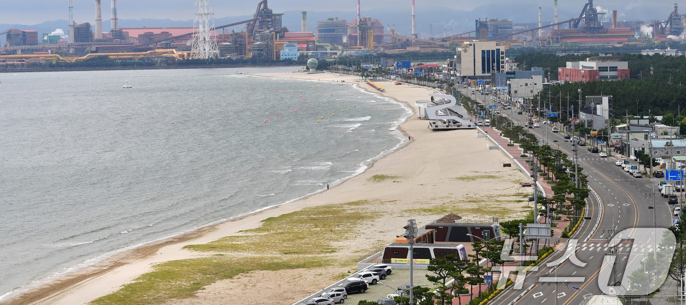 (포항=뉴스1) 최창호 기자 = 10일 경북 포항송도해수욕장이 폐장 18년만에 오는 12일 재개장을 앞두고 있다.2008년 태풍 등으로 백사장이 유실되면서 해수욕장 기능을 상실했지 …