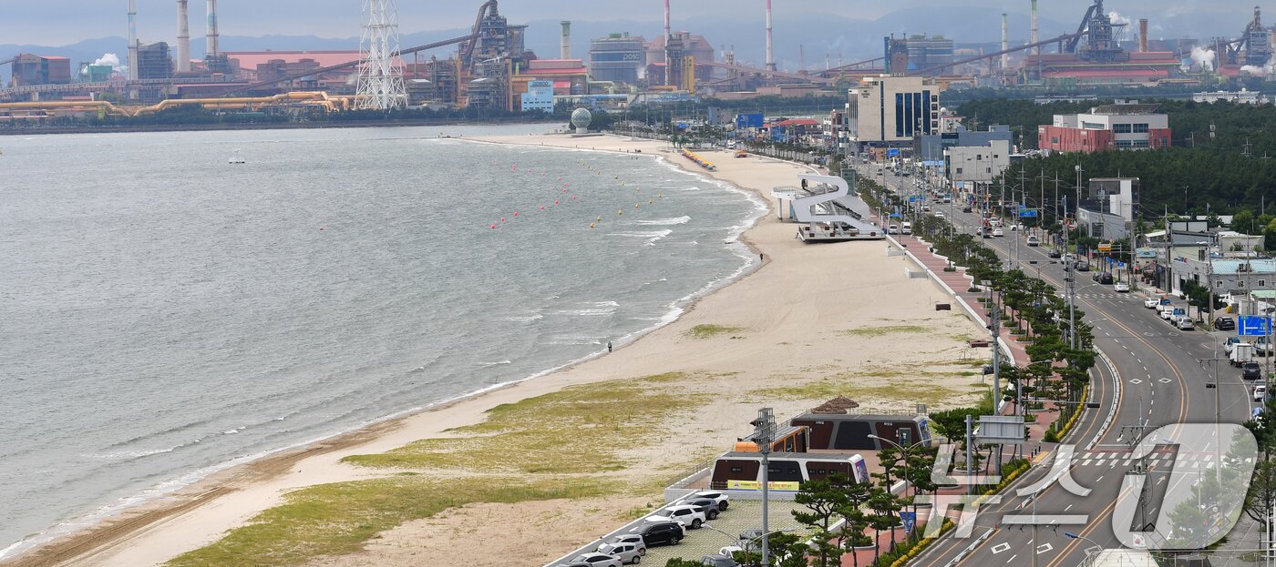 본문 이미지 - 지난 12일 재개장한 포항송도해수욕장 도로 왼쪽에는 노면주차장이 만들어지지 않아 피서객들이 불편을 호소하고 있다. 사진 위 영일대해수욕장 노면 양쪽으로 주차장이 만들어진 것과 다르다. (뉴스1 자료 제판매 및 DB금지)) 2022.7.23/뉴스1 ⓒ News1 최창호 기자