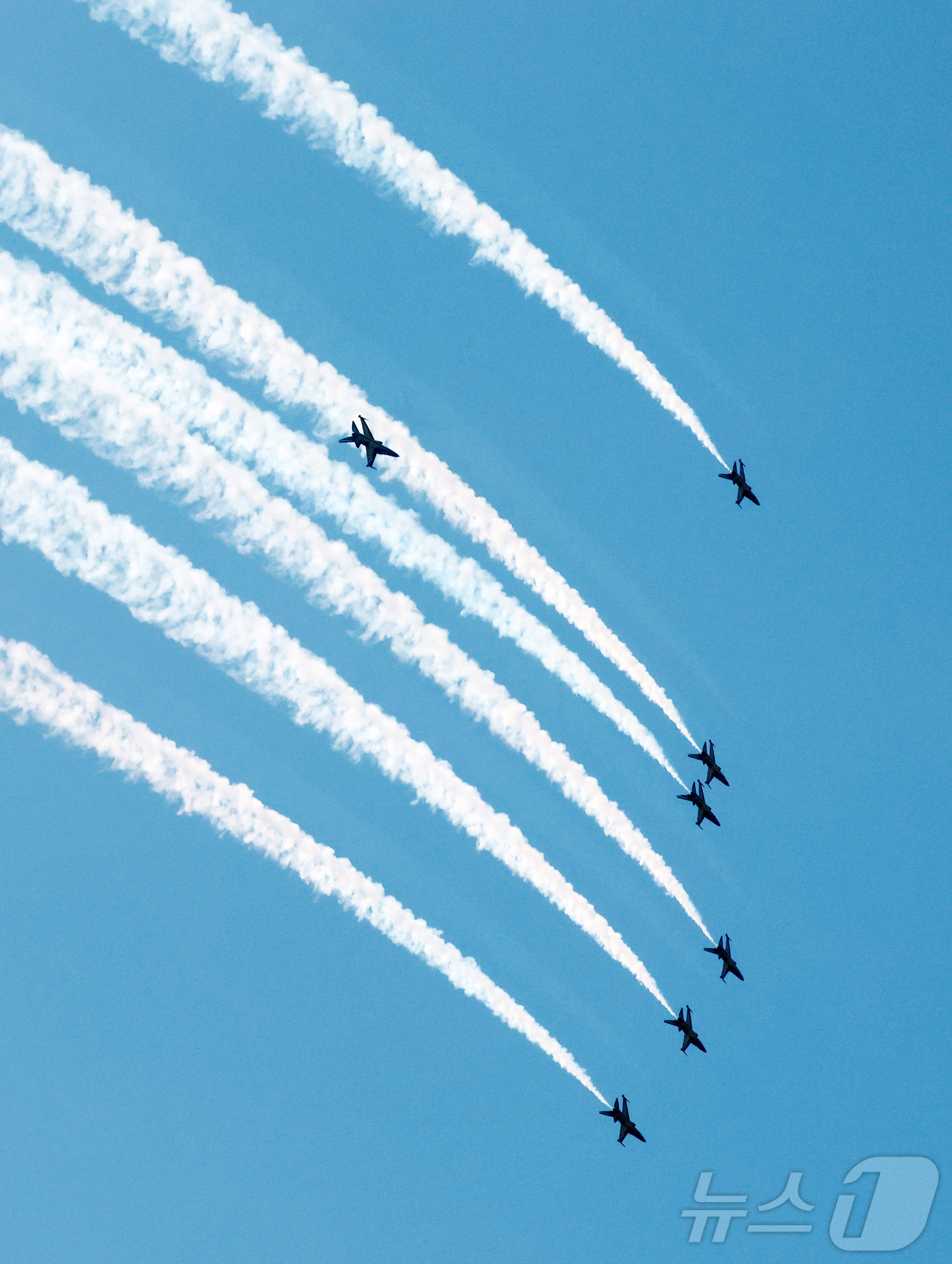 (서울=뉴스1) 박세연 기자 = 10일 오전 서울시내 상공에서 블랙이글스가 ‘방위산업의날 계기 시민참여행사 에어쇼’ 비행연습을 하고 있다.방위산업의 날 계기 시민 참여 행사는 12 …