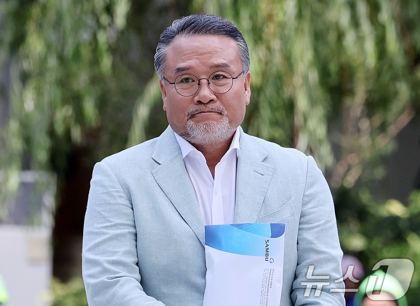 (서울=뉴스1) 박지혜 기자 = 이일준 삼부토건 회장이 10일 오전 서울 종로구 윤석열 전 대통령의 부인 김건희 여사 관련 의혹을 수사하는 민중기 특별검사팀 사무실에 조사를 받기 …