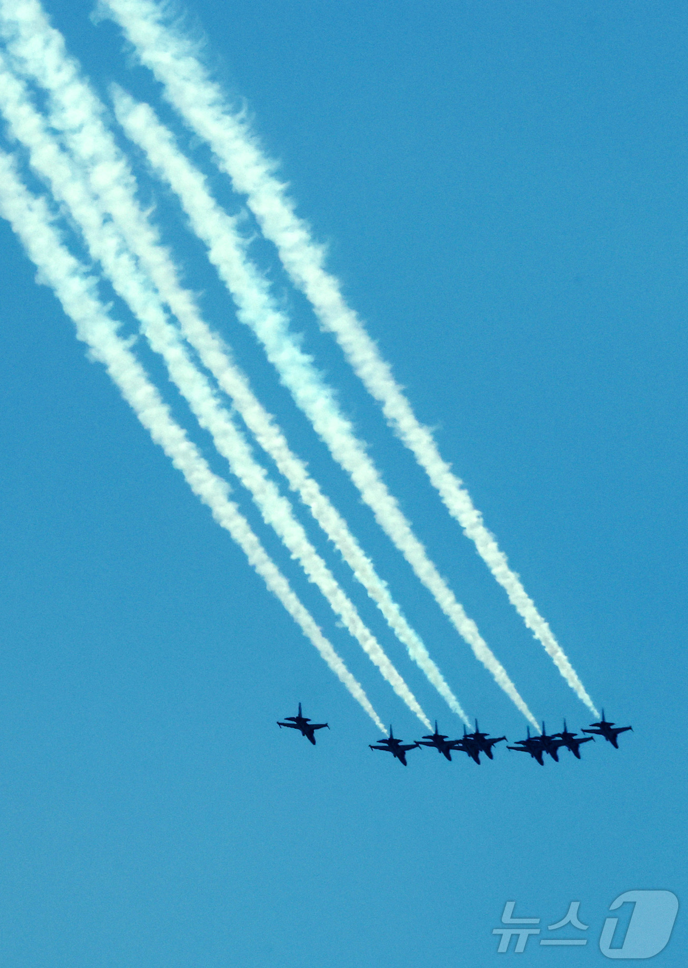(서울=뉴스1) 박세연 기자 = 10일 오전 서울시내 상공에서 블랙이글스가 ‘방위산업의날 계기 시민참여행사 에어쇼’ 비행연습을 하고 있다.방위산업의 날 계기 시민 참여 행사는 12 …