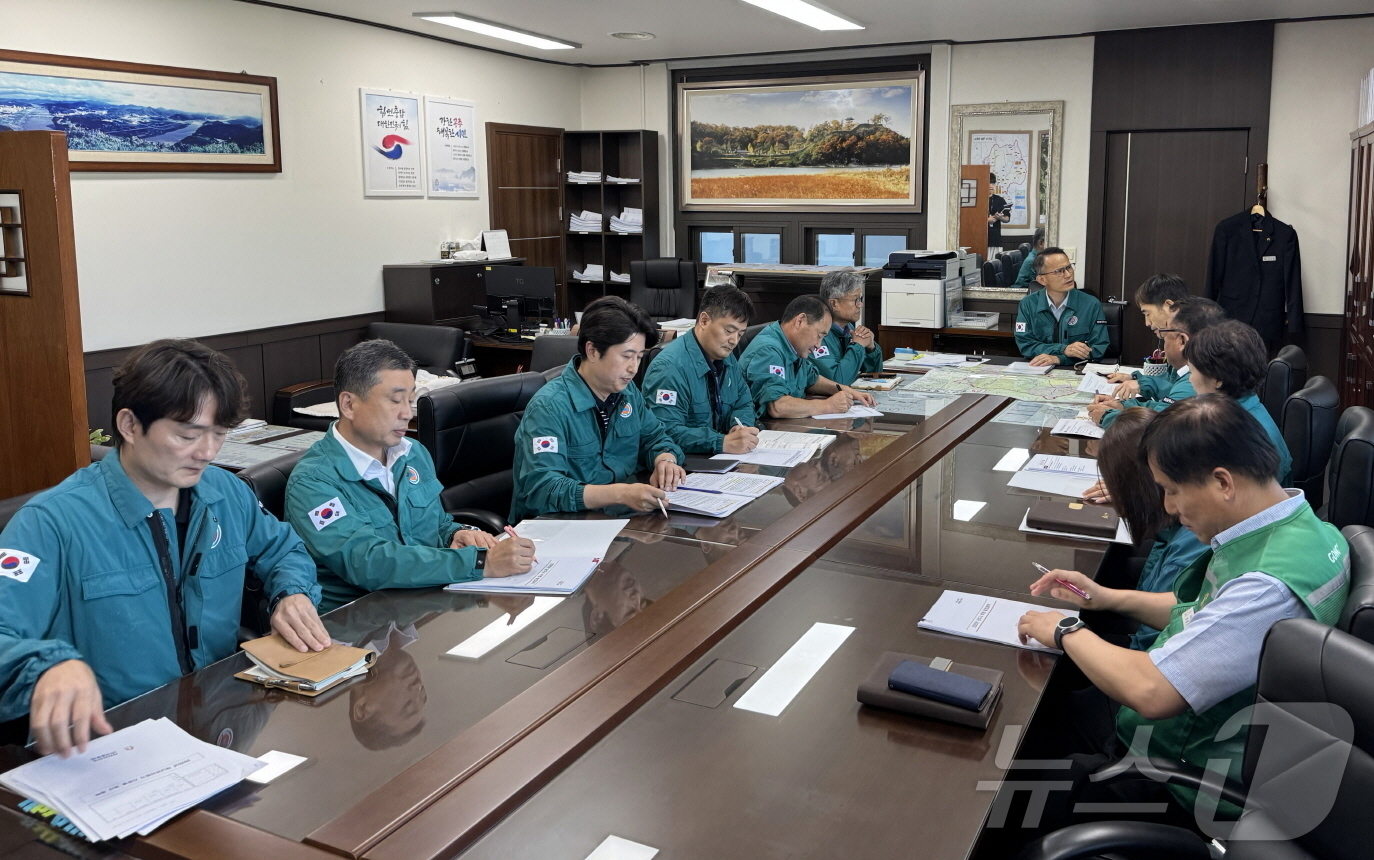 (공주=뉴스1) 이동원 기자 = 공주시는 지난 9일 시청 재난안전대책본부에서 송무경 부시장 주재로 강석광 자치안전국장을 비롯해 안전총괄과, 복지정책과, 경로장애인과, 건설과, 도로 …