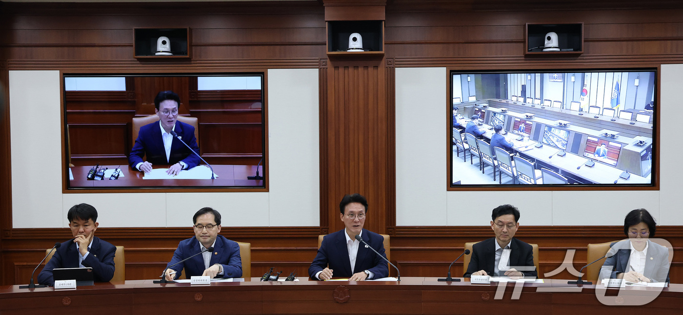 (서울=뉴스1) 임세영 기자 = 김민석 국무총리가 10일 오전 서울 종로구 정부서울청사에서 열린 국정현안관계장관회의에서 모두발언을 하고 있다. 2025.7.10/뉴스1