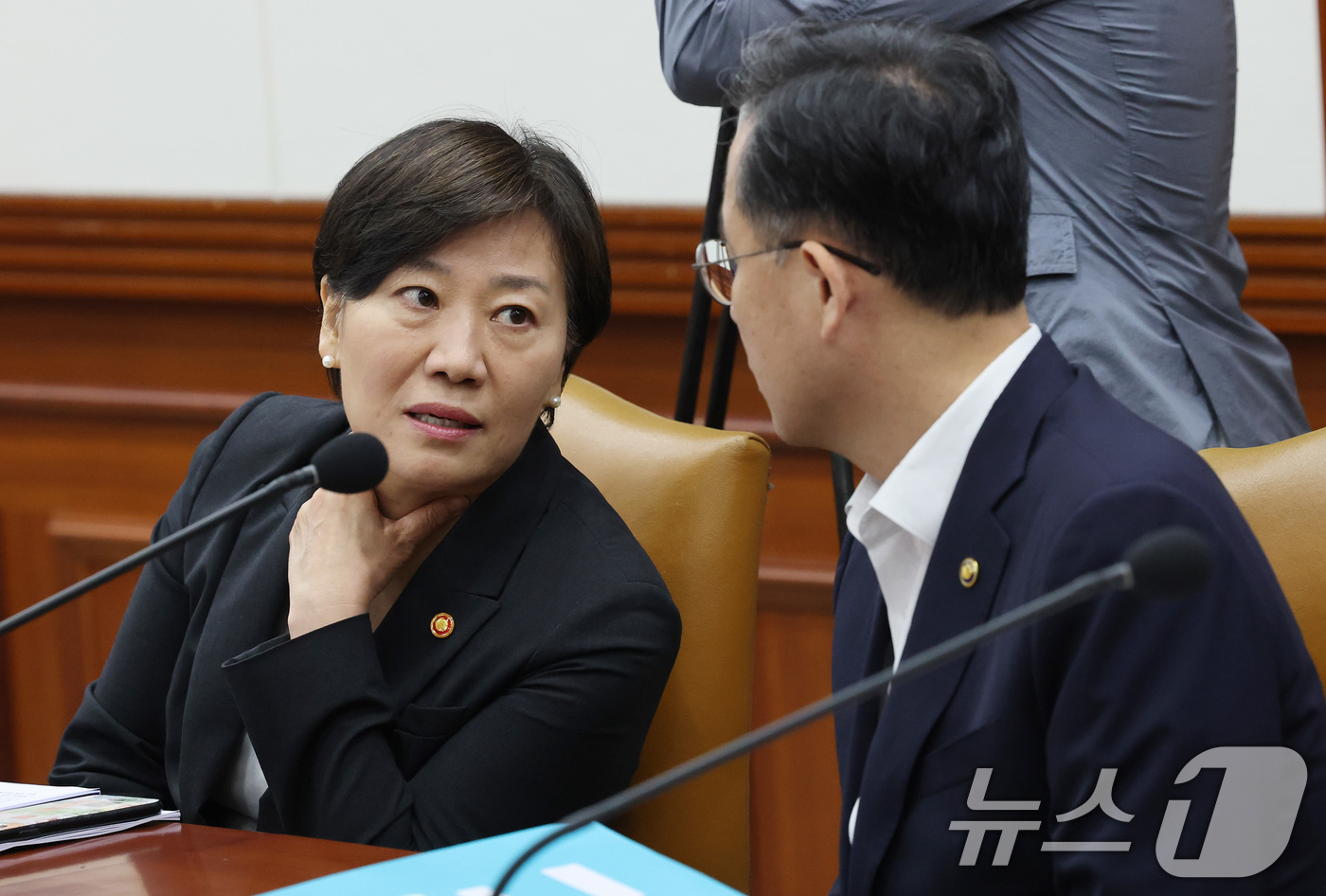 (서울=뉴스1) 임세영 기자 = 송미령 농림축산식품부 장관이 10일 오전 서울 종로구 정부서울청사에서 열린 국정현안관계장관회의에서 대화를 나누고 있다. 2025.7.10/뉴스1