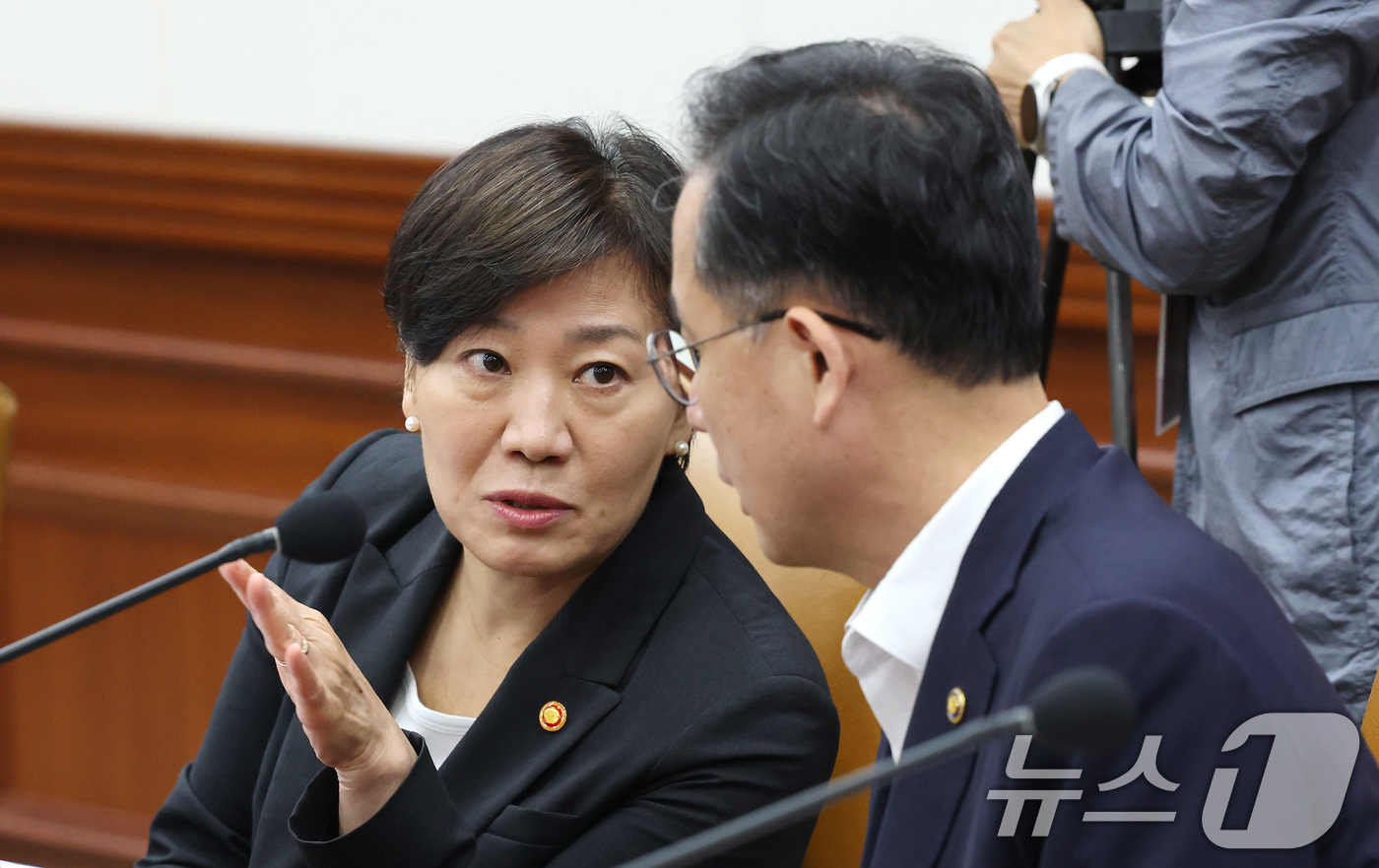 (서울=뉴스1) 임세영 기자 = 송미령 농림축산식품부 장관이 10일 오전 서울 종로구 정부서울청사에서 열린 국정현안관계장관회의에서 대화를 나누고 있다. 2025.7.10/뉴스1