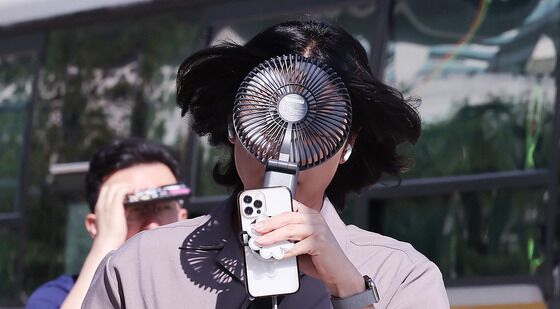 무더위 출근길…시민들의 '생존 아이템'