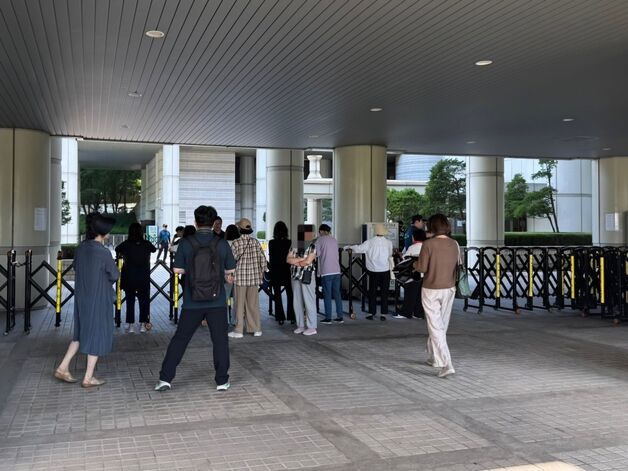 尹 재구속 후 첫 재판, 법원 앞 썰렁…불출석에 지지자들 '웅성'