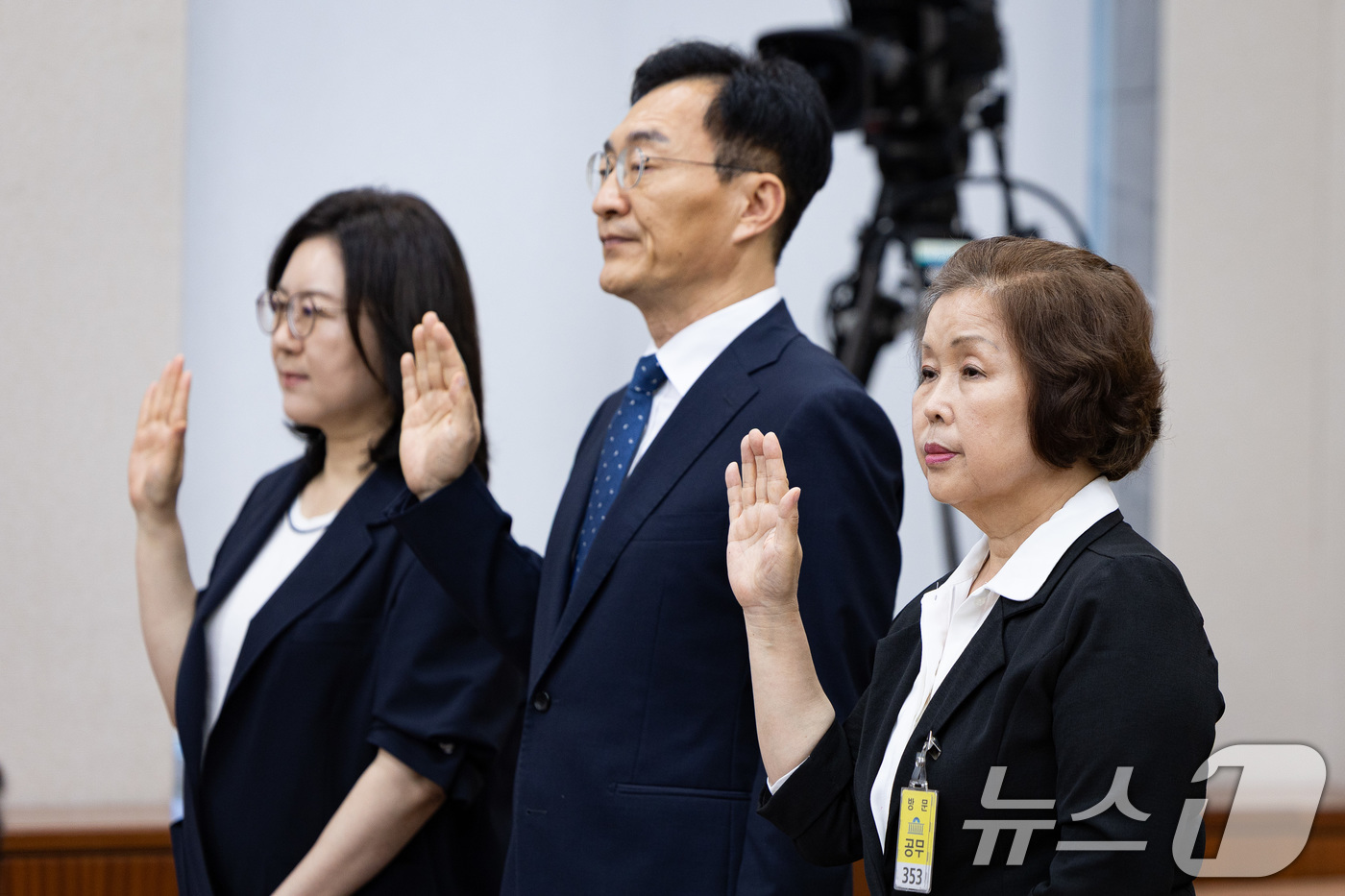 (서울=뉴스1) 유승관 기자 = 10일 서울 여의도 국회에서 열린 교육위원회 리박스쿨 청문회에서 출석 증인들이 증인 선서를 하고 있다.오른쪽부터 손효숙 리박스쿨 대표, 장신호 서울 …