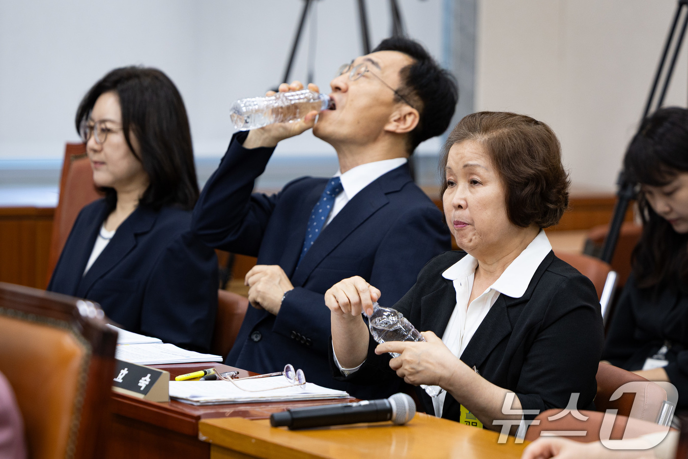 (서울=뉴스1) 유승관 기자 = 10일 서울 여의도 국회에서 열린 교육위원회 리박스쿨 청문회에서 출석 증인들이 물을 마시고 있다.오른쪽부터 손효숙 리박스쿨 대표, 장신호 서울교육대 …