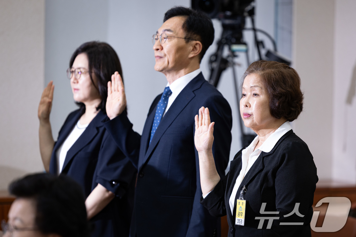 (서울=뉴스1) 유승관 기자 = 10일 서울 여의도 국회에서 열린 교육위원회 리박스쿨 청문회에서 출석 증인들이 증인 선서를 하고 있다.오른쪽부터 손효숙 리박스쿨 대표, 장신호 서울 …