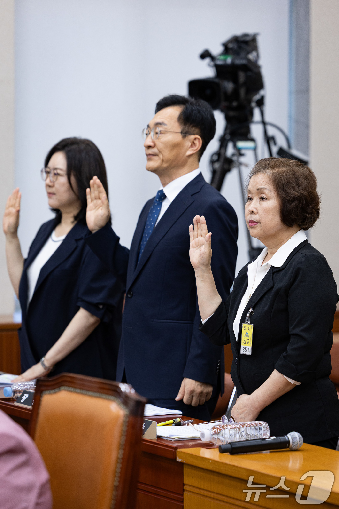 (서울=뉴스1) 유승관 기자 = 10일 서울 여의도 국회에서 열린 교육위원회 리박스쿨 청문회에서 출석 증인들이 증인 선서를 하고 있다.오른쪽부터 손효숙 리박스쿨 대표, 장신호 서울 …