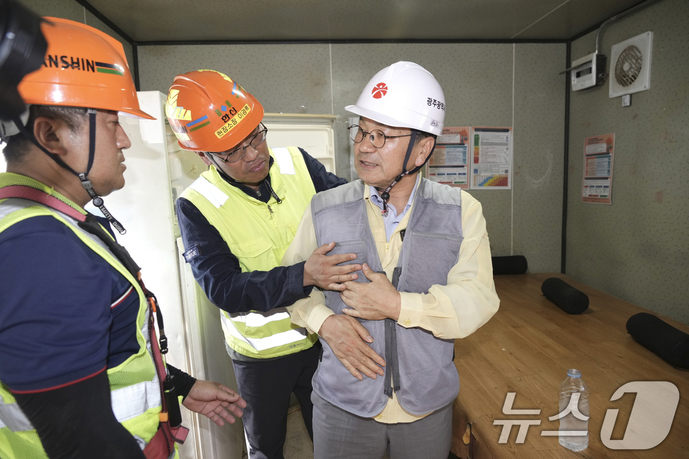 (광주=뉴스1) 박준배 기자 = 강기정 광주시장이 지난 9일 오후 서구 금호지구입구 사거리 도시철도 2호선 1단계 건설 현장을 방문해 폭염 대처 장비인 냉조끼를 착용해 보고 있다. …